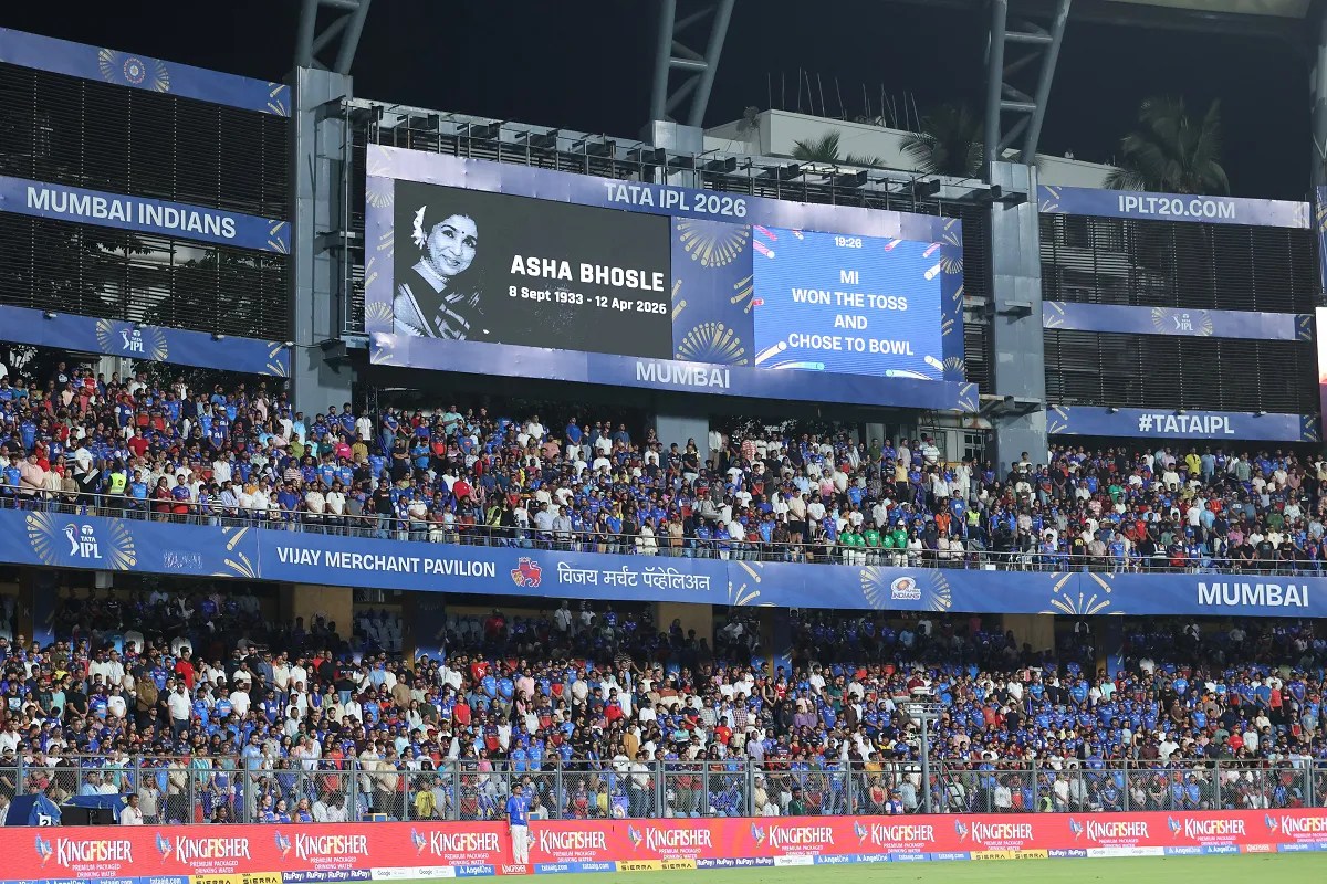 MI vs RCB: मैच से पहले वानखेड़े में आशा भोसले को दी गई श्रद्धांजलि, काला पट्टी बांधकर खेल रहे खिलाड़ी