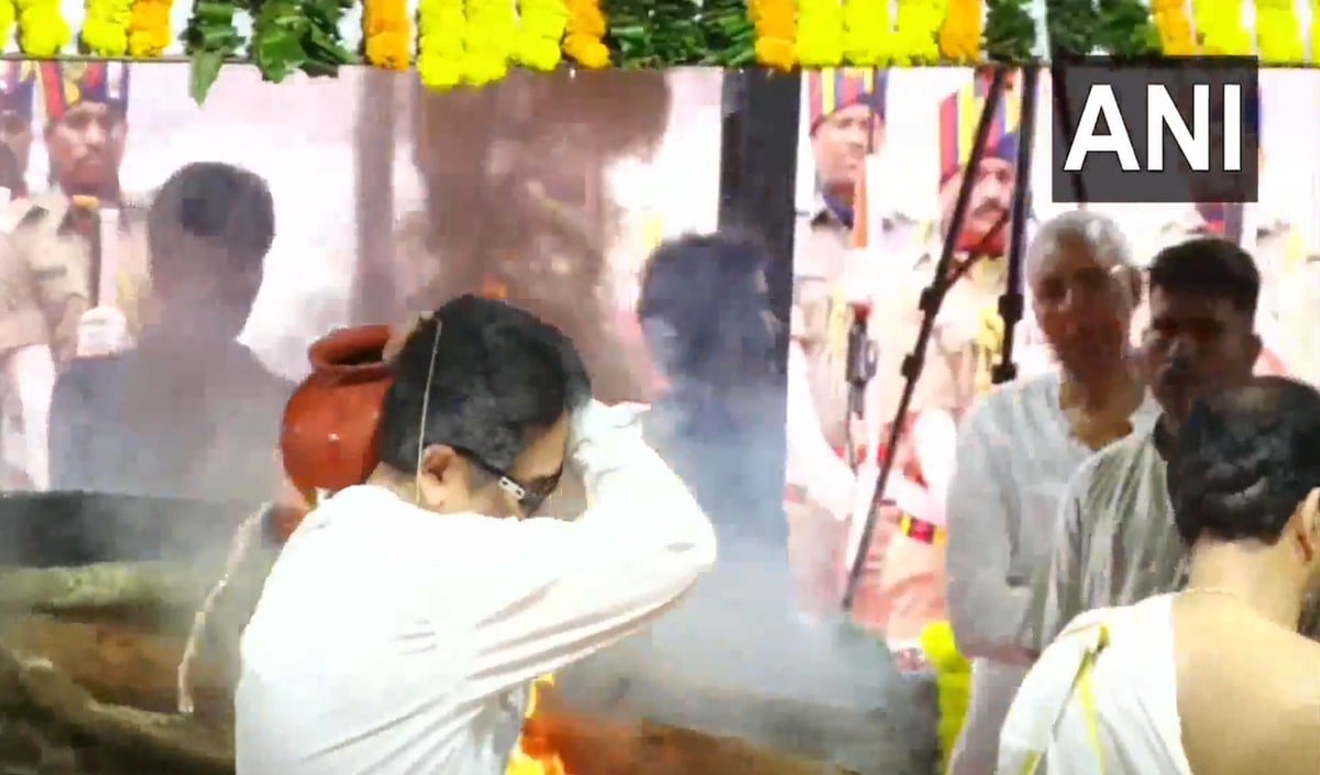 Asha Bhosle Last Rites: नम आंखों से देश ने दी विदाई, पंचतत्व में विलीन हुईं सुरों की मल्लिका, बेटे ने दी मुखाग्नि