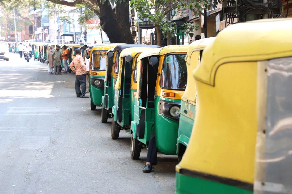 एलपीजी संकट के बीच ऑटो चालकों को पेट्रोल अपनाने की सलाह : प्रह्लाद जोशी