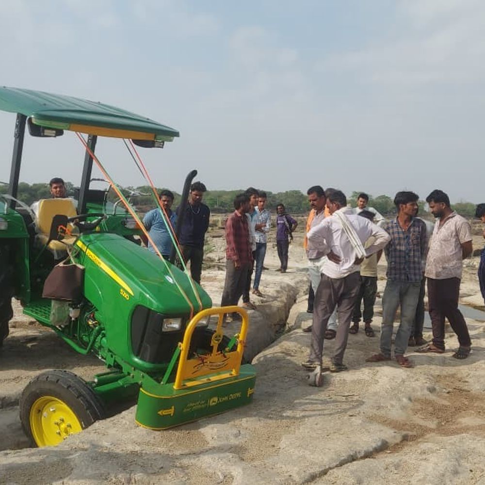 दमोह में सुनार नदी किनारे ट्रैक्टर के नीचे मिला शव:दस दिन पहले ही खरीदा था नया वाहन, चचेरे भाई ने गिरने की जताई आशंका