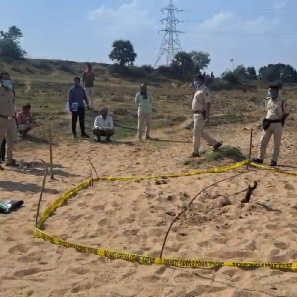 जमुई के कुंदर बराज में सिरकटी महिला का मिला शव:बालू में दबा धड़, 25 फीट दूर सिर; बॉडी को नोच रहे थे कुत्ते