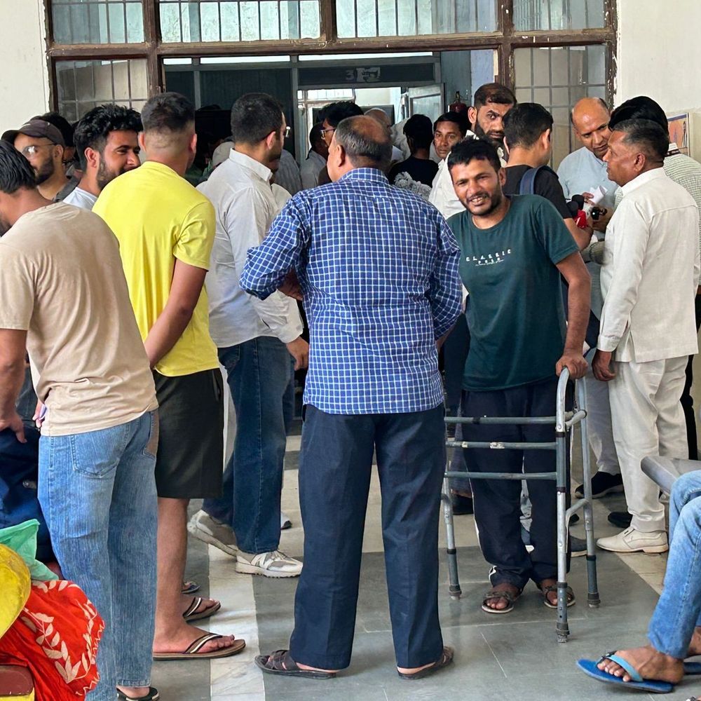 हांसी समाधान शिविर में घंटों लाइन में खड़े रहे बुजुर्ग:बैठने की व्यवस्था नहीं, फरियादियों ने जताई नाराजगी, बोले- शिकायत पर समाधान नहीं