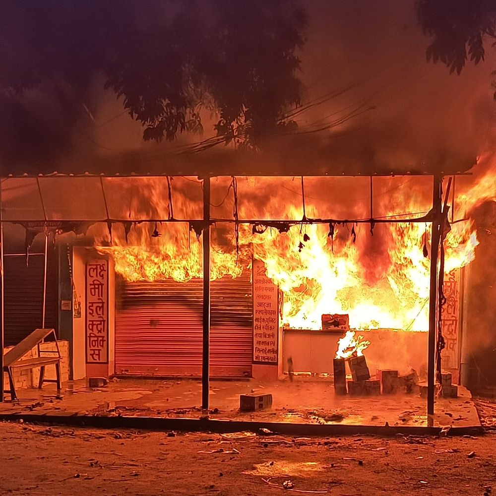 इलेक्ट्रॉनिक्स दुकान में लगी आग, 15 लाख का नुकसान:सुपौल में 3 दमकल से नहीं बुझी, SSB के दो टैंकर से पाया काबू