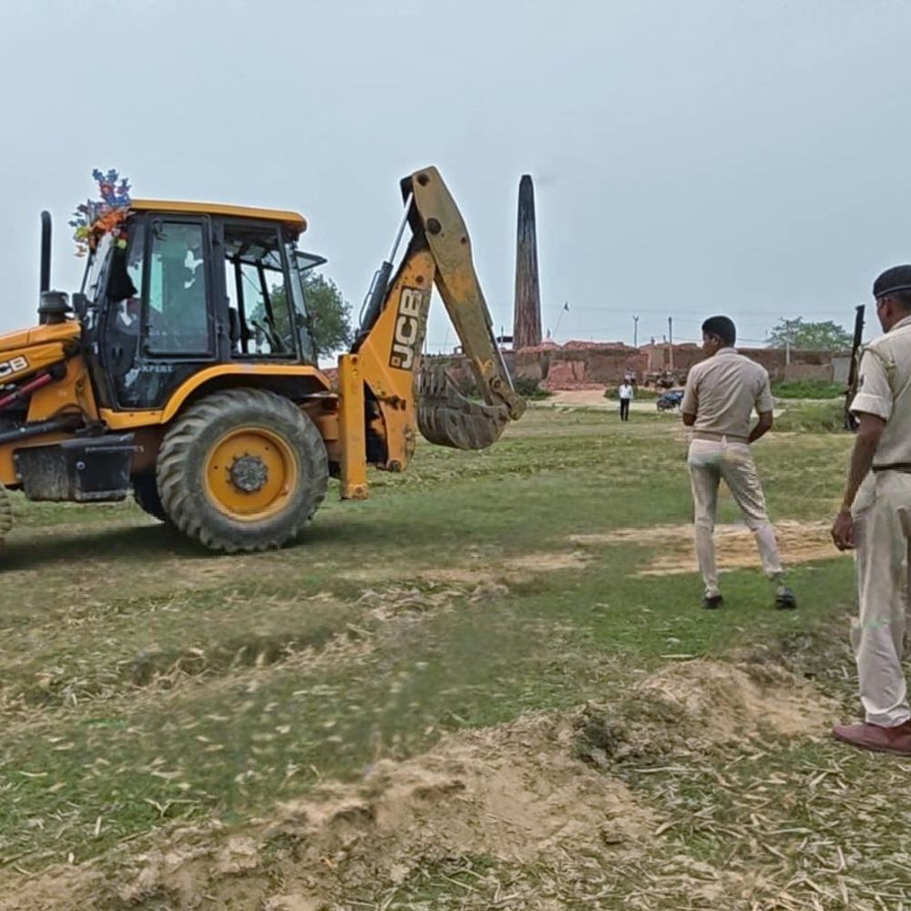 किशनगंज में अवैध खनन पर पुलिस की कार्रवाई:सुखानी से एक JCB मशीन जब्त, अवैध खनन से हो रही है दुर्घटनाएं