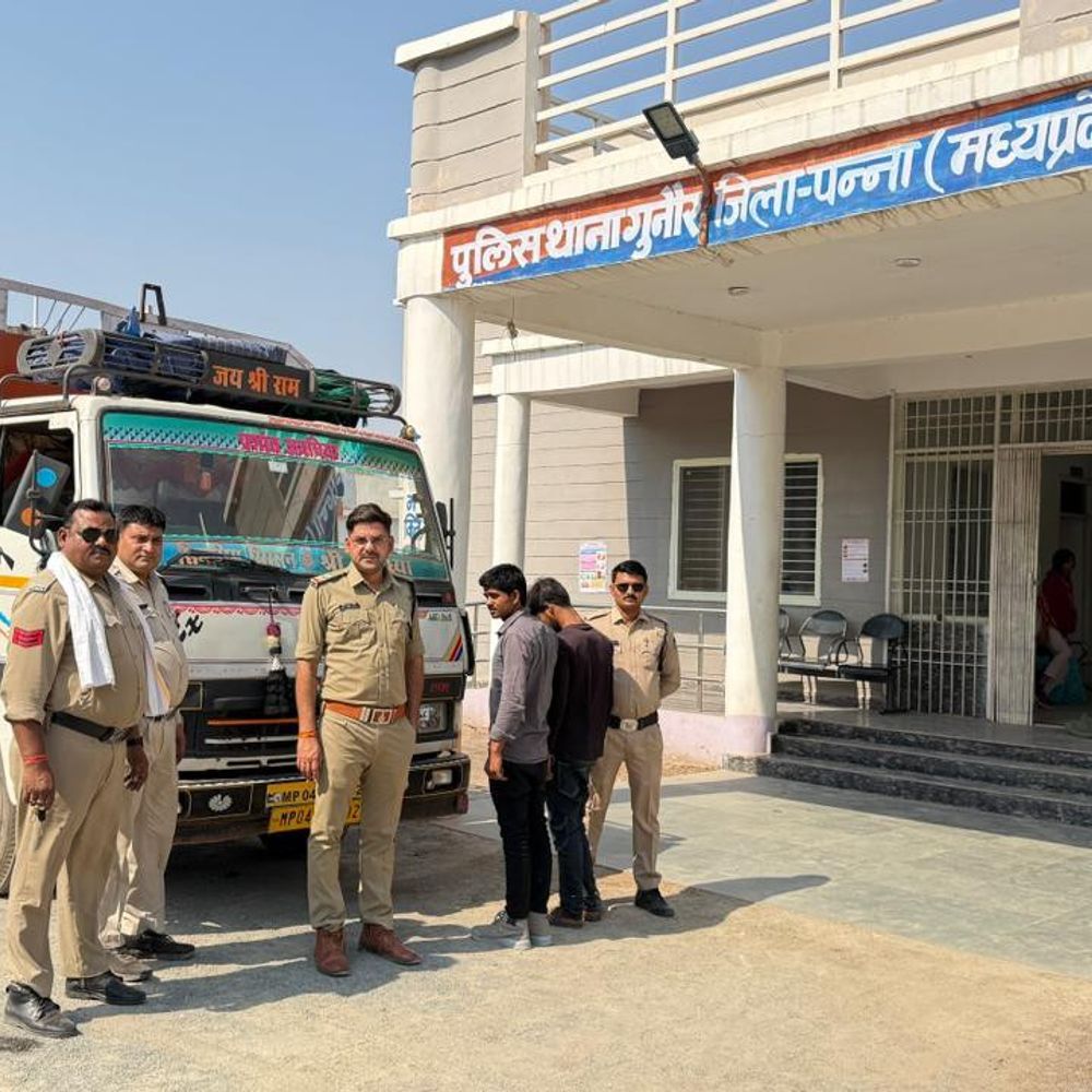 पन्ना पुलिस ने चोरी का ट्रक, 70 क्विंटल अनाज बरामद:20 मामलों का आरोपी साथी समेत सतना से गिरफ्तार