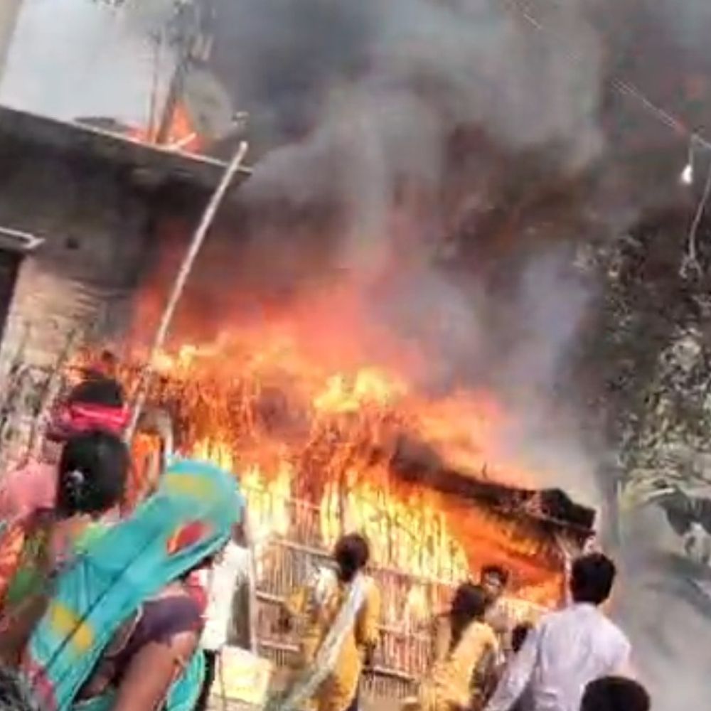 बैरिया के बलुआ रमपुरवा में भीषण आग से घर जला:अगलगी में करीब 50 हजार रुपए की संपत्ति का नुकसान, एक गाय भी झुलसी