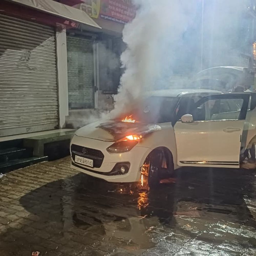 अंबेडकरनगर में कार में लगी आग, धूं-धू कर जली:सवारियों ने कूदकर बचाई जान, सभी सुरक्षित, शॉर्ट सर्किट की आशंका
