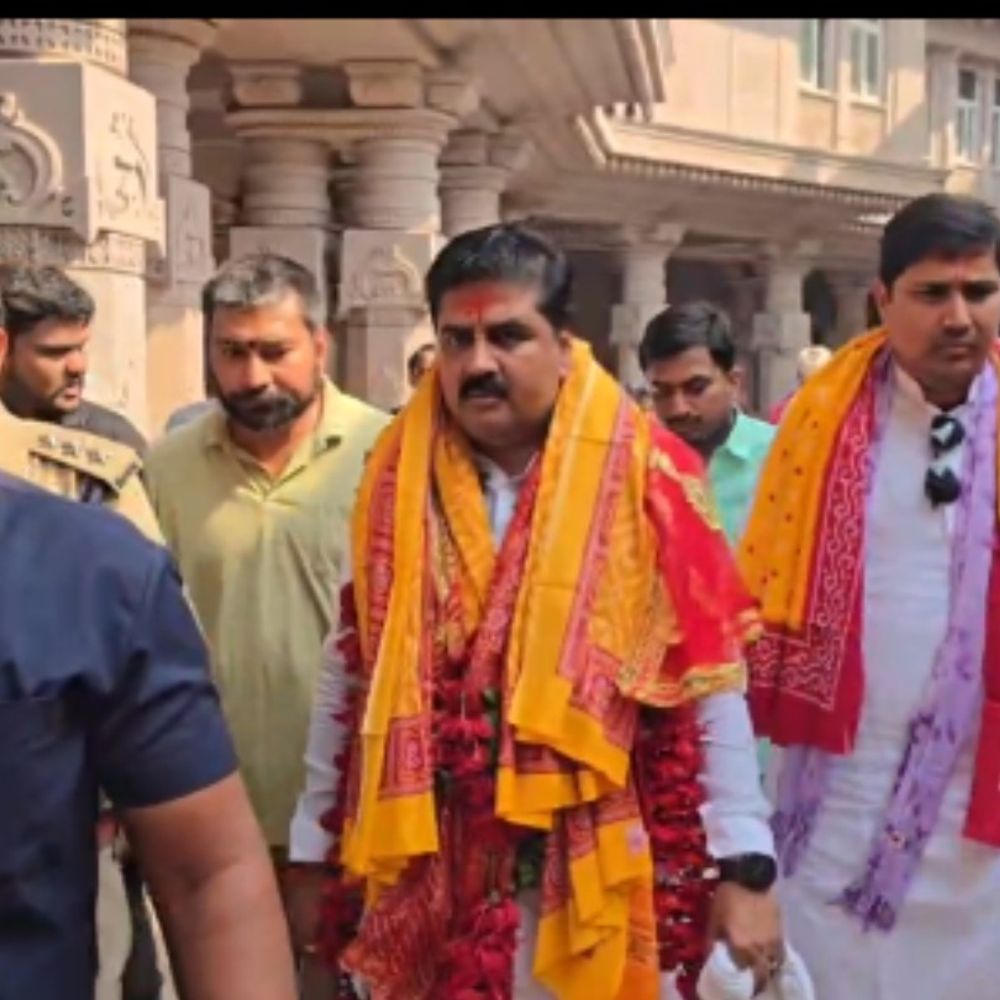 कथावाचक राजन महाराज ने विंध्याचल धाम में किए दर्शन-पूजन:मिर्जापुर में कहा- धर्म पर विश्वास रखने वाला व्यक्ति सदैव प्रसन्न रहता है