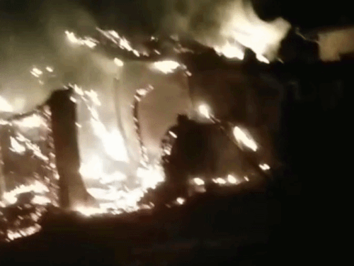 नशे में युवक ने अपने घर में लगाई आग:अंदर रखा सामान जला, समय पर काबू पाने से आसपास के घर बचे