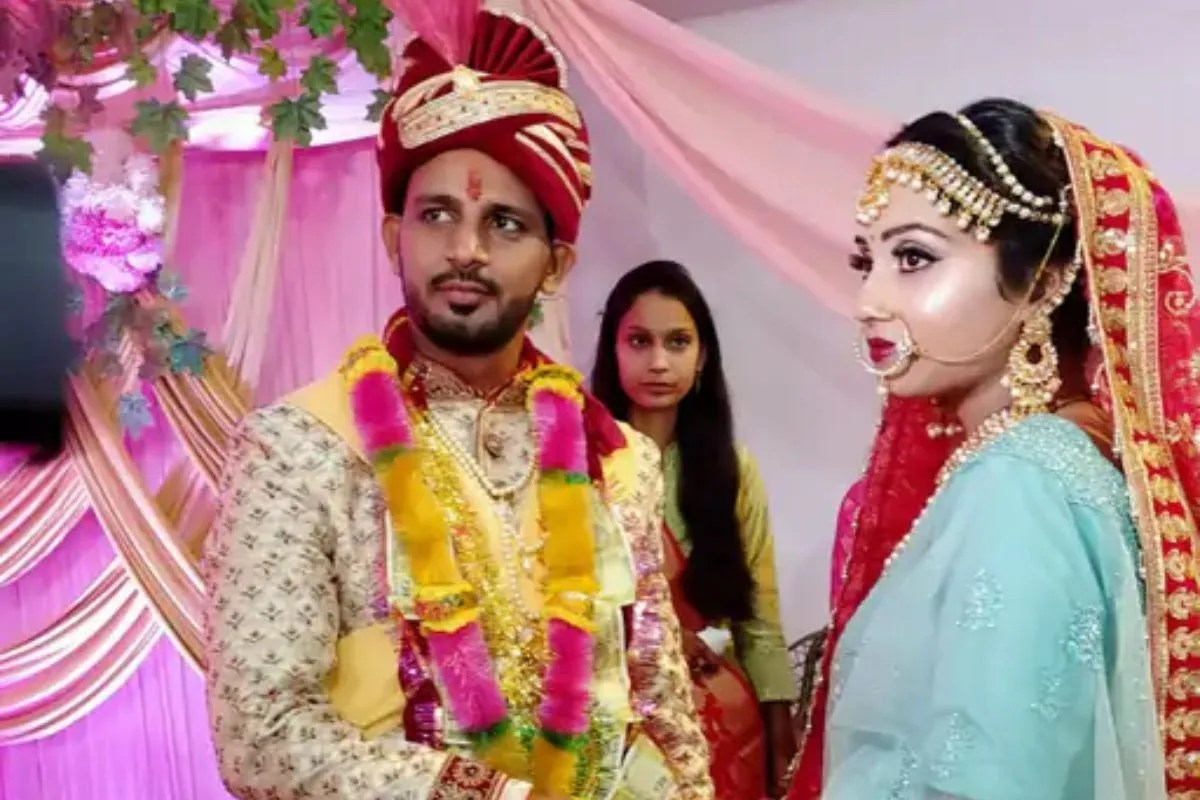 ‘मम्मी को बेल्ट से पीटा, फिर फंदे पर लटका दिया…’ फोन कर पत्नी को बुलाया घर, मां-भाई मिलकर पति ने कर दी हत्या