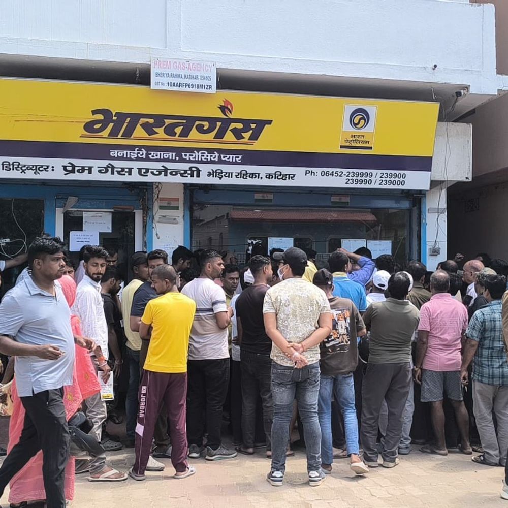 कटिहार में गैस एजेंसी के 25 सौ उपभोक्ताओं का स्थानांतरण:आपूर्ति पदाधिकारी बोले- एलपीजी आपूर्ति सेवा और बेहतर होगी