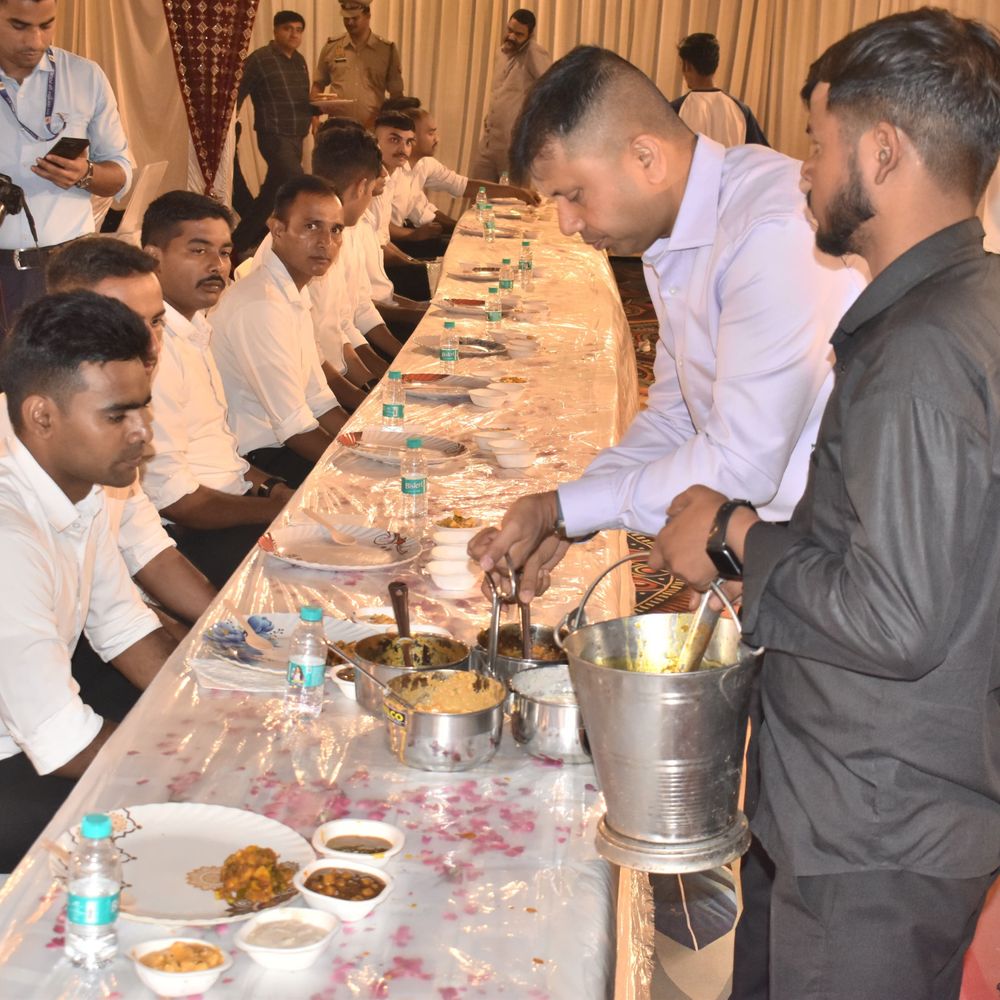 रिक्रूट्स की ट्रेनिंग पूरी, अधिकारियों ने परोसा भोजन:मैनपुरी पुलिस लाइन में ‘बड़ा खाना’ कार्यक्रम हुआ, टीम स्पिरिट का संचार किया