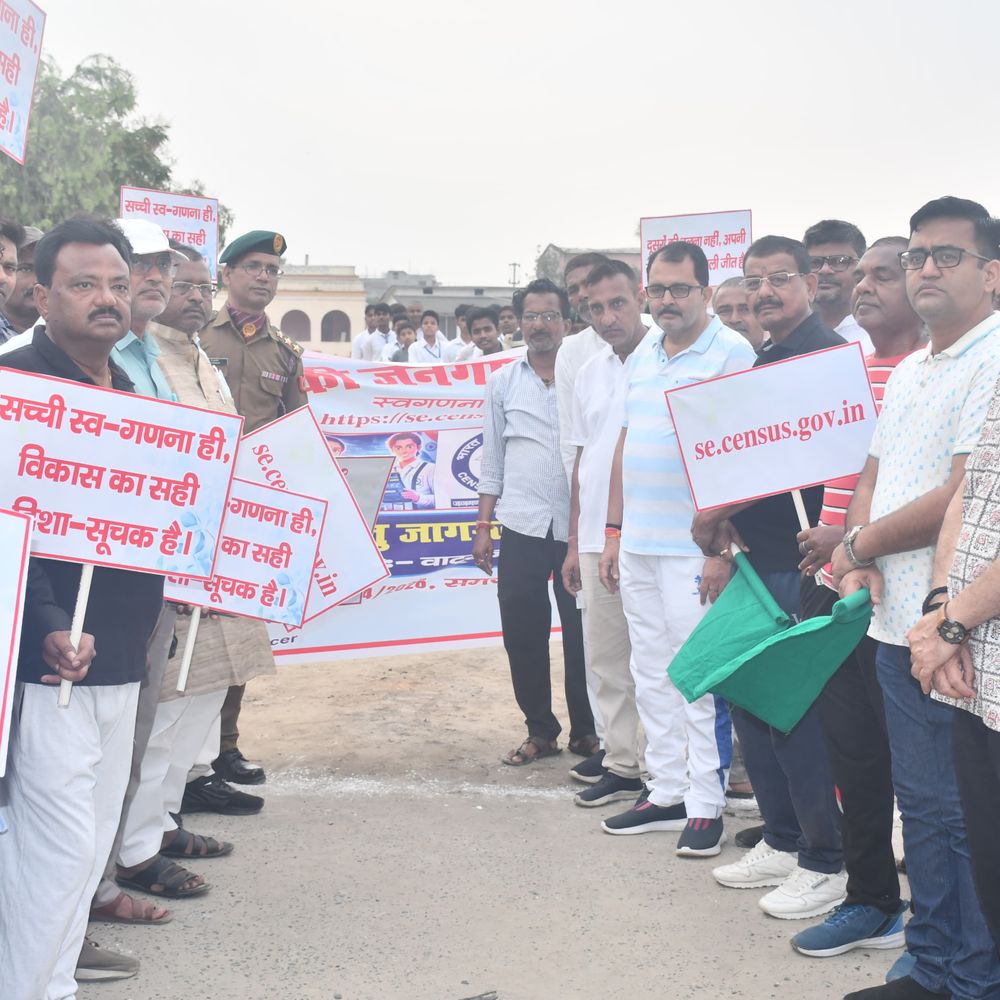 मधुबनी में वॉटसन स्कूल से निकाली गई स्व-गणना जागरूकता रैली:1 मई तक भागीदारी की अपील, प्रचार-प्रसार के लिए रथ रवाना