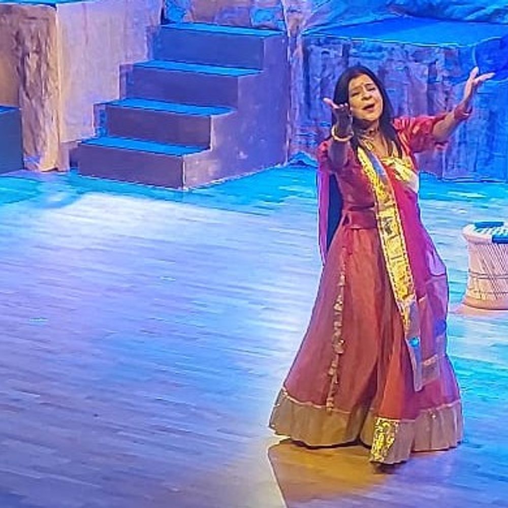 मालिनी अवस्थी ने ‘मालन अलबेली’ से दर्शकों को मंत्रमुग्ध किया:राज बिसारिया प्रेक्षागृह में सुनाई अपनी जीवन की अनकही कहानी