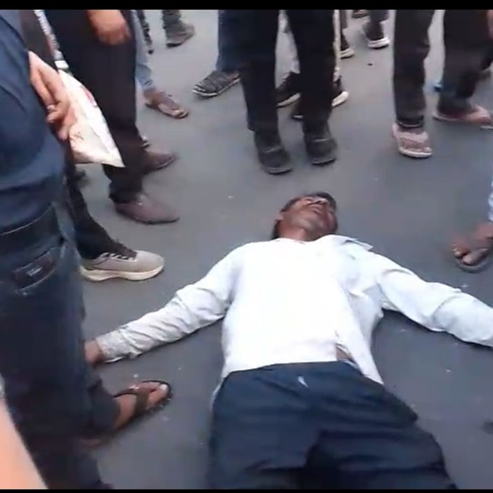 सिंगरौली में वाहन की टक्कर से बाइक सवार घायल:चालक मौके से भागा, लोग बोले- माजन मोड़ पर पुलिस तैनात की जाए