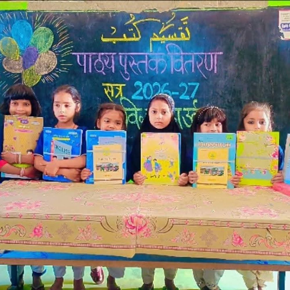 झपहा उर्दू विद्यालय में निशुल्क पाठ्य-पुस्तकें वितरित:प्रधानाध्यापक ने कहा- पुस्तकें मिलने से बच्चों की पढ़ाई में निरंतरता बनी रहती है