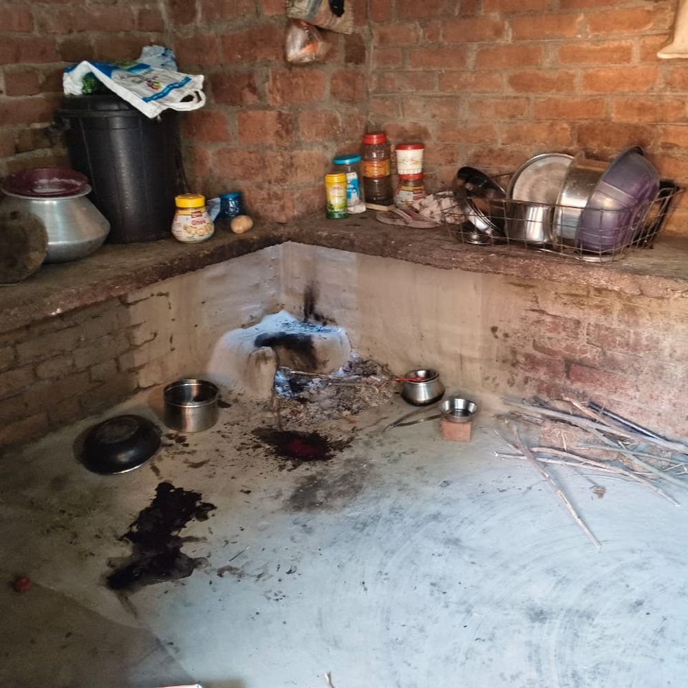 बाराबंकी में महिला का शव मिला, बेटा फरार:50 हजार उधार लेने पर बेटे से विवाद, हत्या की आशंका