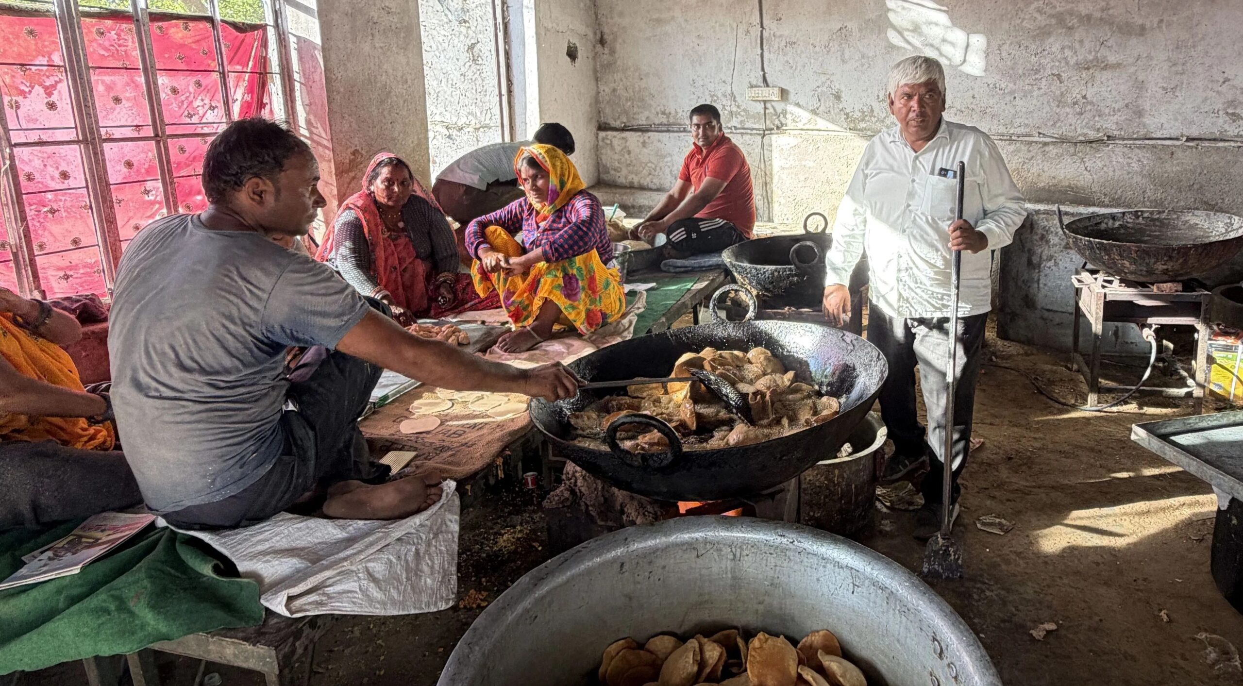 स्वादिष्ट मिठाई ही नहीं, पहचान भी बनाते हैं राजस्थान के बिहारीपुरा गांव के हलवाई