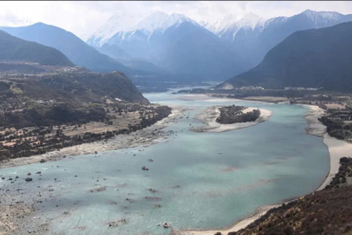 ब्रह्मपुत्र नदी पर दुनिया का सबसे बड़ा बांध बना रहा है चीन, इतना बड़ा कि धरती के घूमने की गति धीमी करने वाला बांध भी लगेगा छोटा