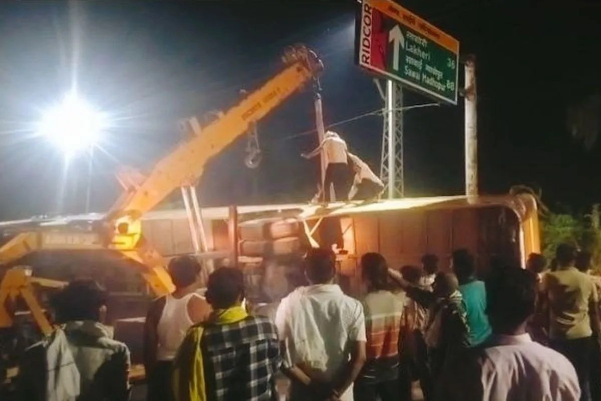 Bundi : कापरेन में बड़ा सडक़ हादसा, सवारियों से भरी स्लीपर बस अनियंत्रित होकर पलटी, 13 जने घायल