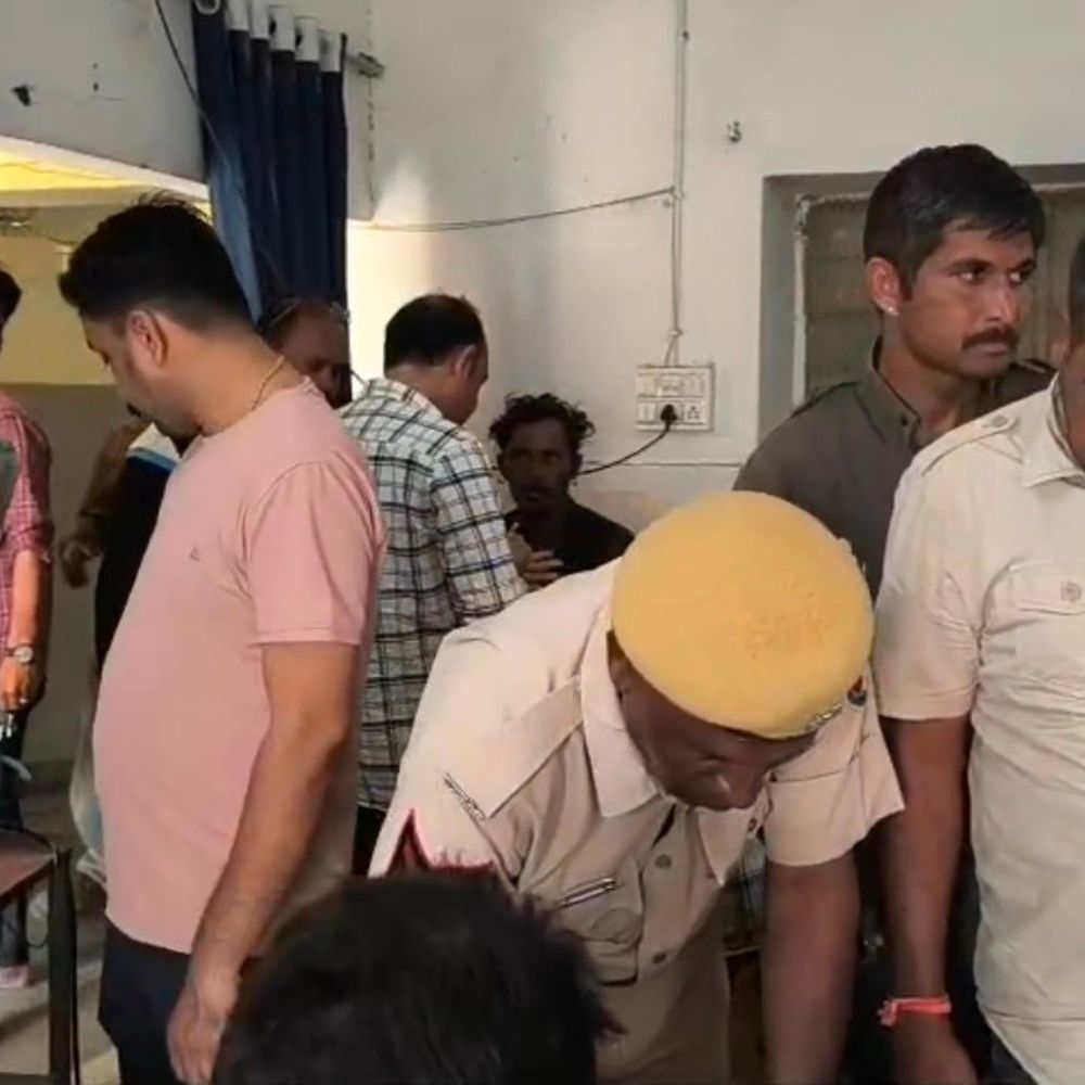 डूंगरपुर में निर्माणाधीन मकान की छत गिरी, एक की मौत:चार घायल मजदूर अस्पताल में भर्ती, आरसीसी डालते समय हादसा