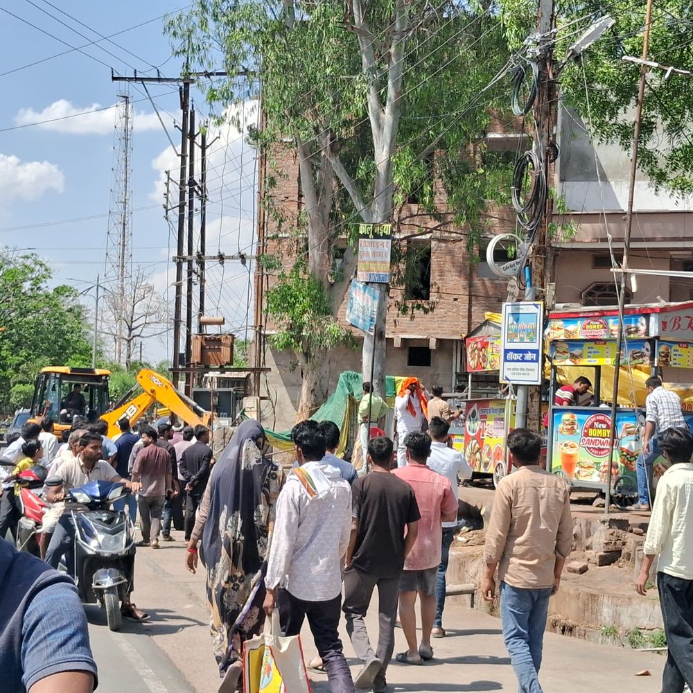 टीकमगढ़ में फुटपाथ से हटाया अतिक्रमण:एक सप्ताह पहले दिया था निर्देश, जेसीबी से हटाई गईं दुकानें