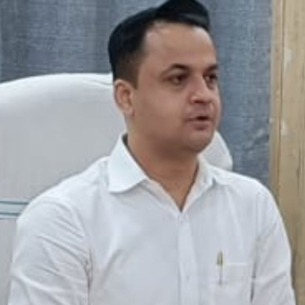 मधुबनी में सड़कों का चौंड़ीकरण कार्य जारी:डीएम ने निर्माण में आने वाले अवरोध हटाने का निर्देश दिया, तय समय में काम पूरा करने पर जोर