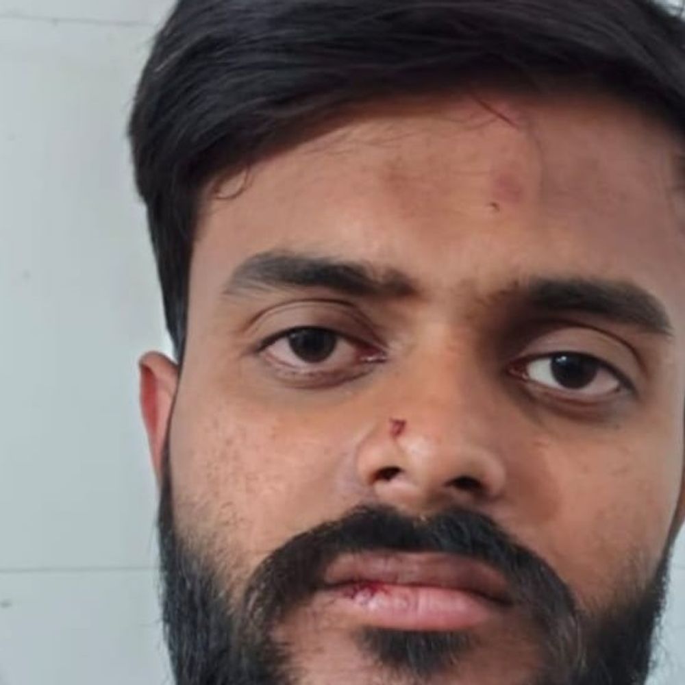 सतना में नशीले कफ सिरप की तस्करी करते दो गिरफ्तार:120 शीशी जब्त, स्कूटी फिसलने से एक युवक घायल