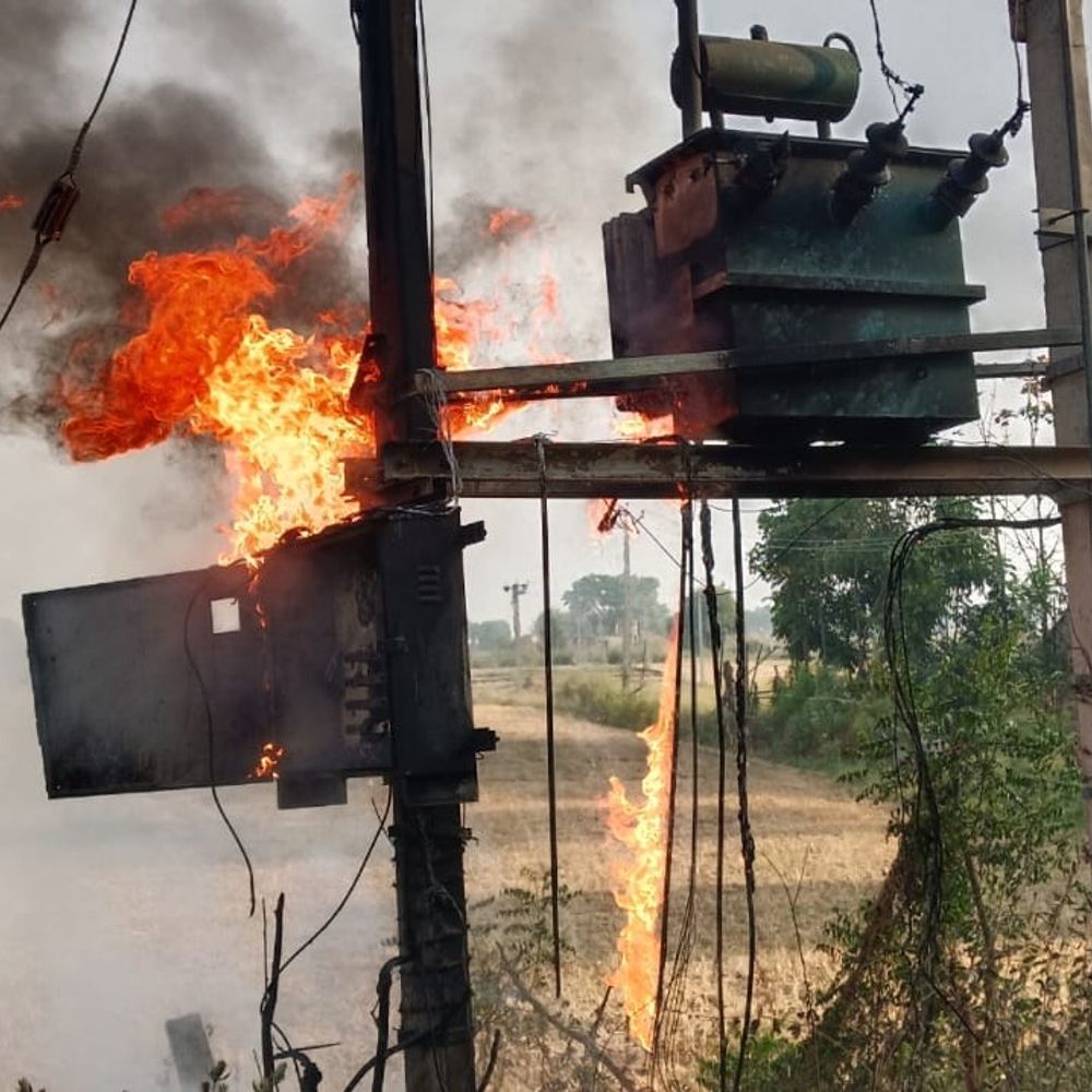 बक्सर के बड़कागांव में ट्रांसफार्मर में लगी आग:शॉर्ट सर्किट से बिजली आपूर्ति ठप, गर्मी में लोग परेशान; AE बोले-जल्द लगेगा