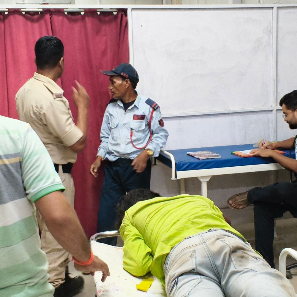 चैनपुर में दो बाइकों की टक्कर:2 लोग घायल, अस्पताल में भर्ती; बिड्डी मोड़ के पास हादसा