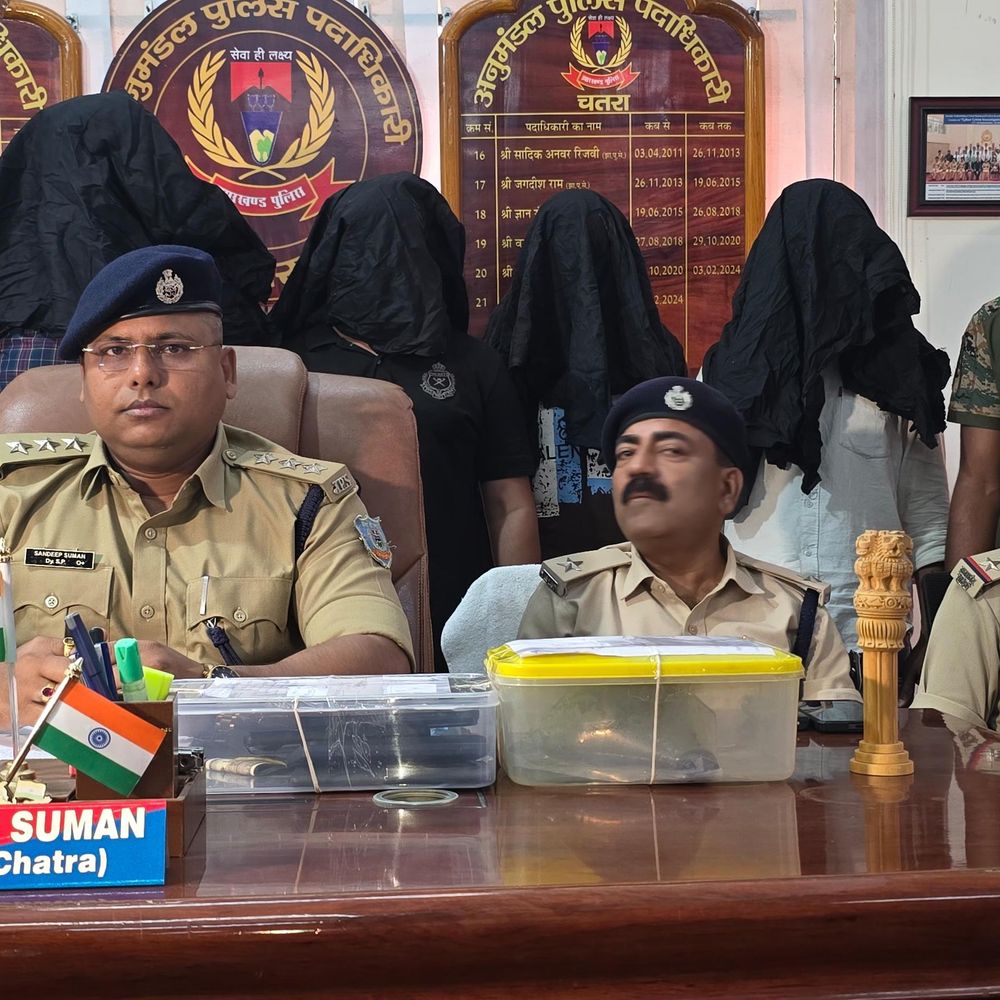 चतरा में चार अफीम तस्कर गिरफ्तार:7 लाख की अफीम जब्त, कार बरामद; मादक पदार्थ पंजाब भेजने की थी तैयारी