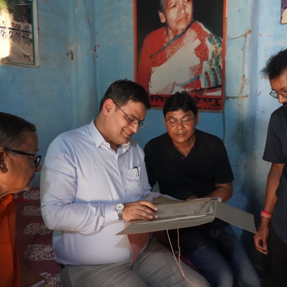 अररिया DM ने रेणु गांव का दौरा किया:लेखन कक्ष देखा, धरोहर संरक्षण पर जोर, पर्यटन के रूप में विकसित करने के निर्देश