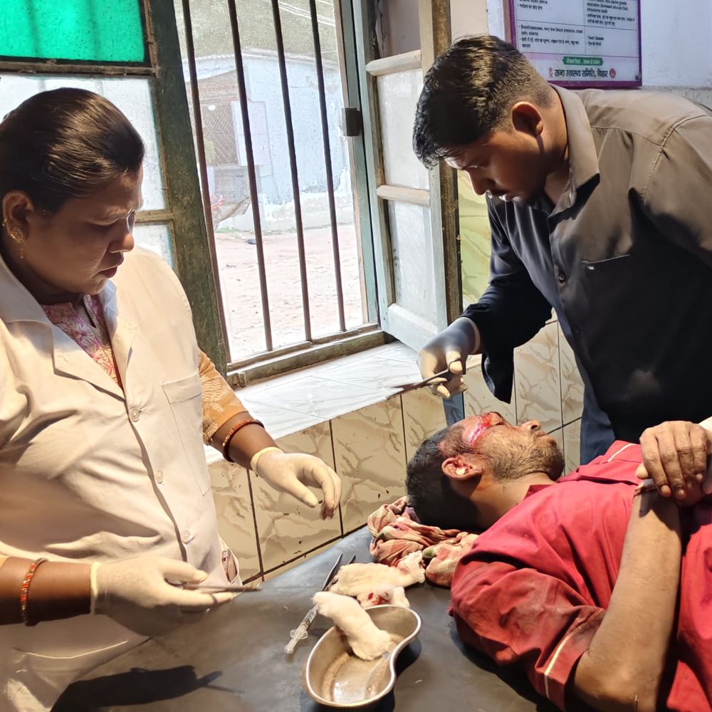 सुपौल में ANM की जगह टीचर पति करता मिला ट्रीटमेंट:रेफरल अस्पताल राघोपुर का वीडियो वायरल,लोग बोले-जख्म पर टांके लगा रहा था