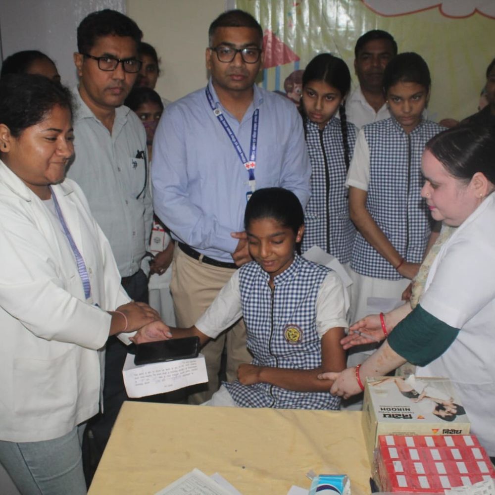 मेरठ में एचपीवी टीकाकरण कार्यक्रम शुरू:14 वर्ष की बालिकाओं को लग रहा टीका, सर्वाइकल कैंसर से बचाव