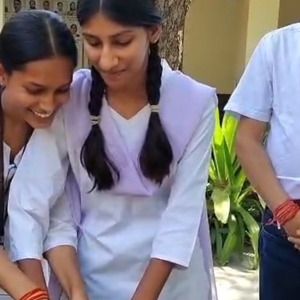 टीकमगढ़ एक्सीलेंस स्कूल के 6 छात्र मेरिट में:10वीं में अंशिका को मिले 494 नंबर, 12वीं में दीक्षा ने हासिल किए 485 अंक