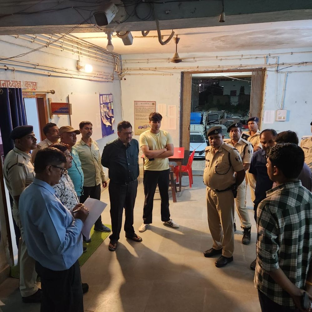 लापरवाही पर 3 पुलिसकर्मी लाइन हाजिर:मुजफ्फरपुर में कमिश्नर ने अहियापुर थाने का किया निरीक्षण, लंबित मामले जल्द निपटाने के निर्देश