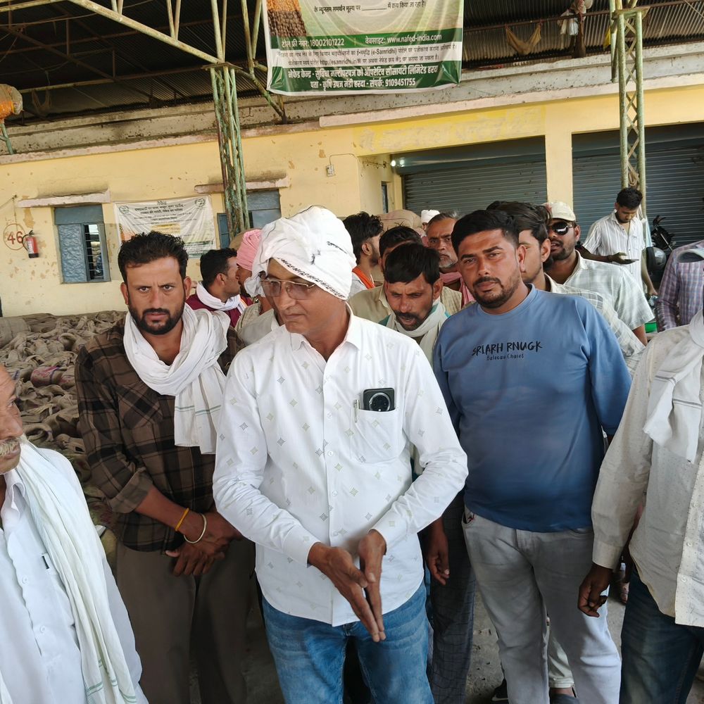 हरदा मंडी में चना खरीदी पर रिश्वत के आरोप:किसानों का हंगामा; बोले- 200 रुपए प्रति क्विंटल मांगे जा रहे, ट्रॉली रिजेक्ट पर विवाद