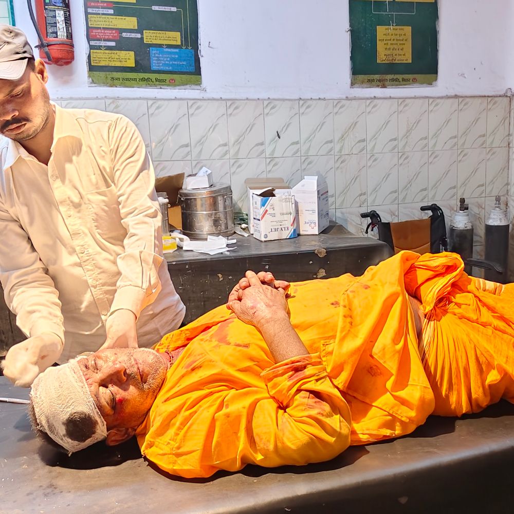 अज्ञात वाहन की टक्कर से बुजुर्ग घायल:राघोपुर में सड़क पर खून से लथपथ पड़ा था, 112 पुलिस ने अस्पताल में कराया भर्ती