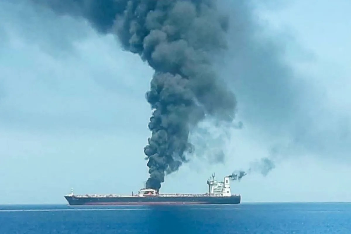सीज़फायर बढ़ते ही होर्मुज स्ट्रेट में घमासान! ईरान ने कार्गो शिप पर किया हमला