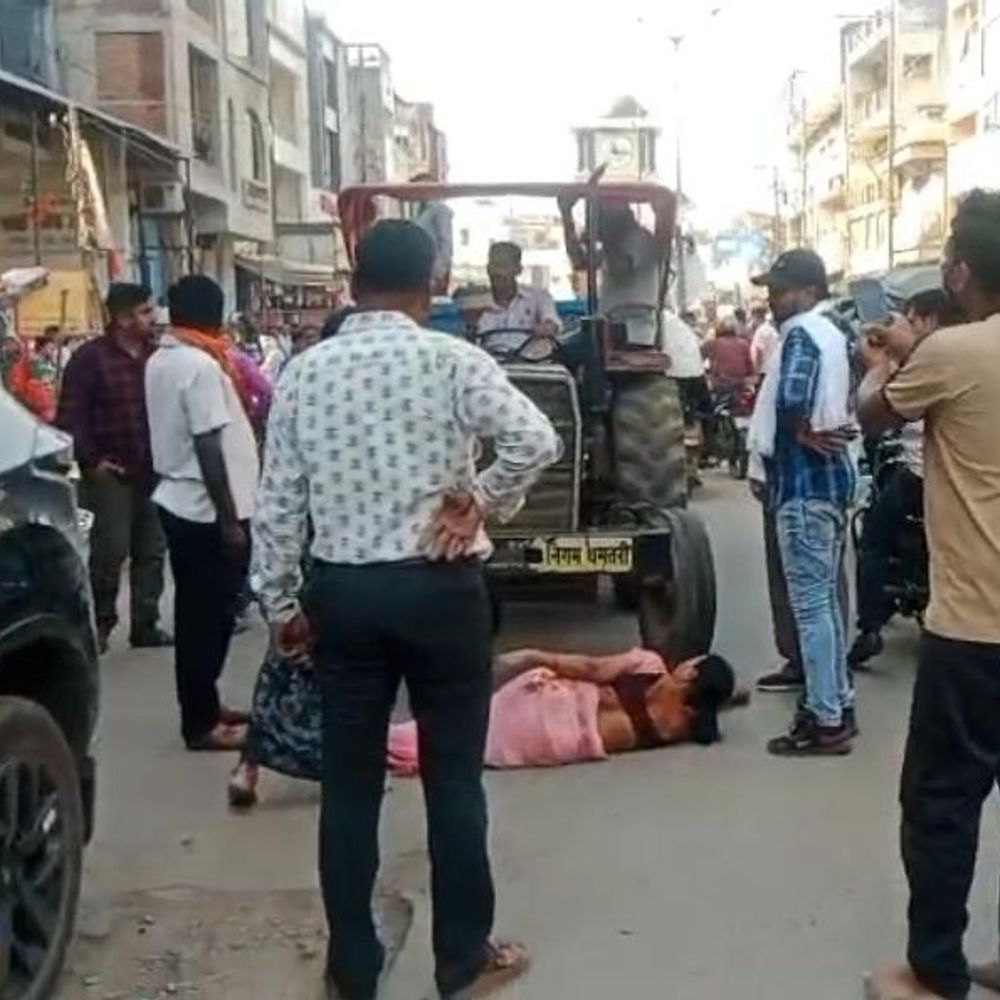 धमतरी में निगम के ट्रैक्टर के सामने लेटी महिला, VIDEO:ट्रॉली पर चढ़कर किया जमकर हंगामा, सड़क किनारे से अतिक्रमण हटाने पहुंची थी टीम