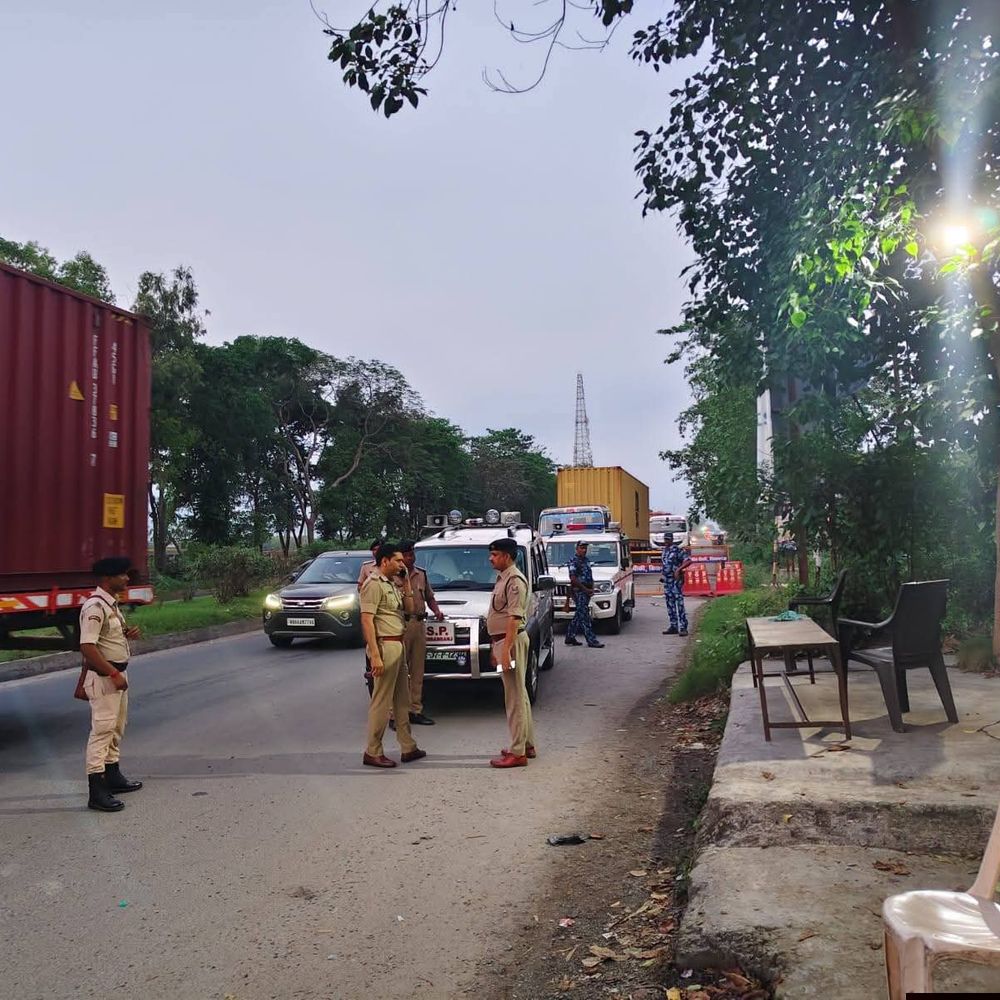 बंगाल चुनाव को लेकर किशनगंज पुलिस अलर्ट:SP ने सीमावर्ती चेकपोस्ट का निरीक्षण किया,कहा-आने-जाने वालों पर रखें नजर