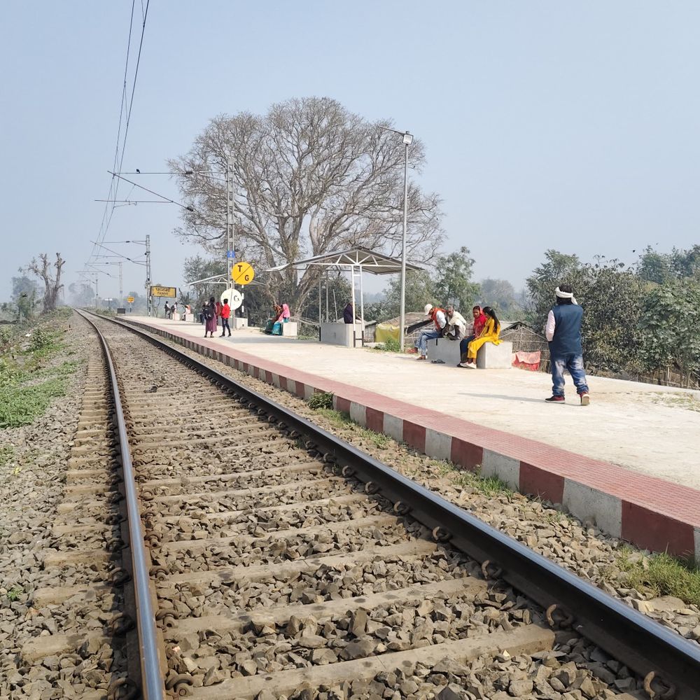 फनगो हाल्ट पर बुनियादी सुविधाओं का अभाव:यात्रियों को शेड, पेयजल की व्यवस्था नहीं, बरसात में होती है ज्यादा परेशानी