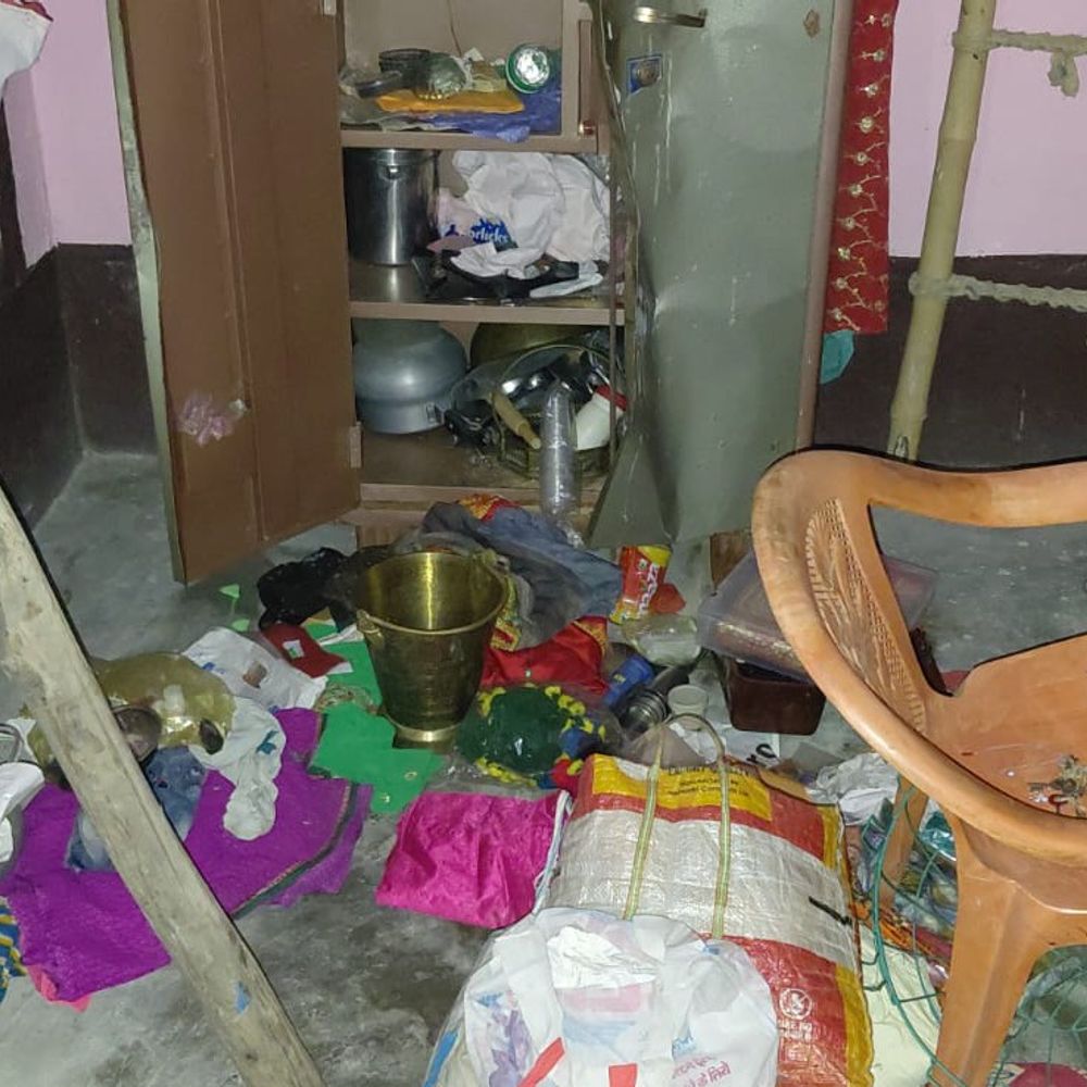 जमुई में सूने घर से 5 लाख की चोरी:परिवार शादी से लौटा तो दरवाजा टूटा, बिखरा मिला सामान, गहने-नकदी गायब