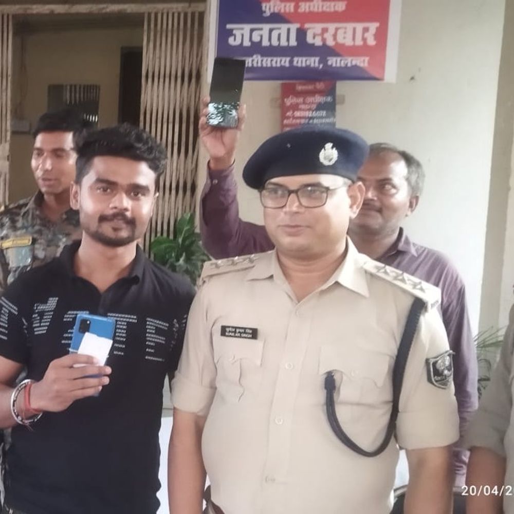 कतरीसराय पुलिस ने 8 मोबाइल धारकों को खोए मोबाइल लौटाए:ऑपरेशन मुस्कान के तहत कार्रवाई, सत्यापन के बाद फोन लौटया गया