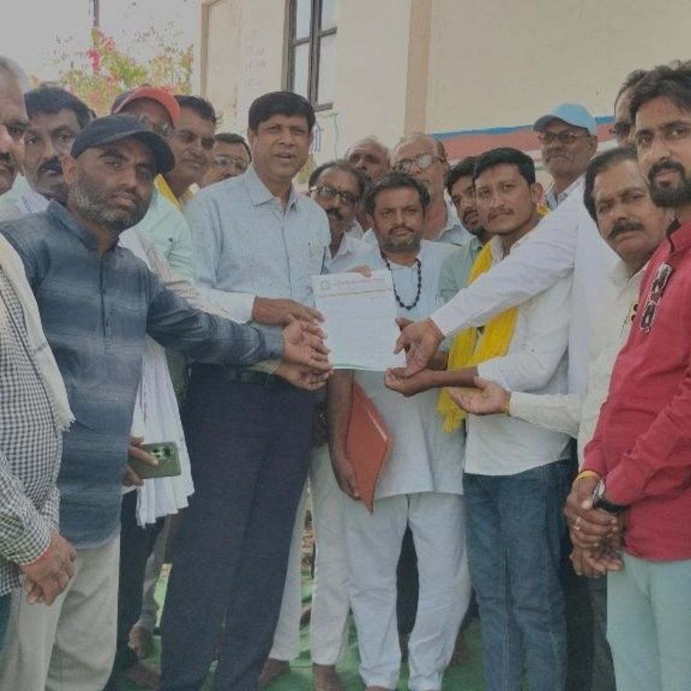 बड़वानी में किसानों का कलेक्ट्रेट पर धरना:फसल मुआवजे और ऋण तिथि बढ़ाने की मांग; सीएम के नाम तहसीलदार को दिया ज्ञापन