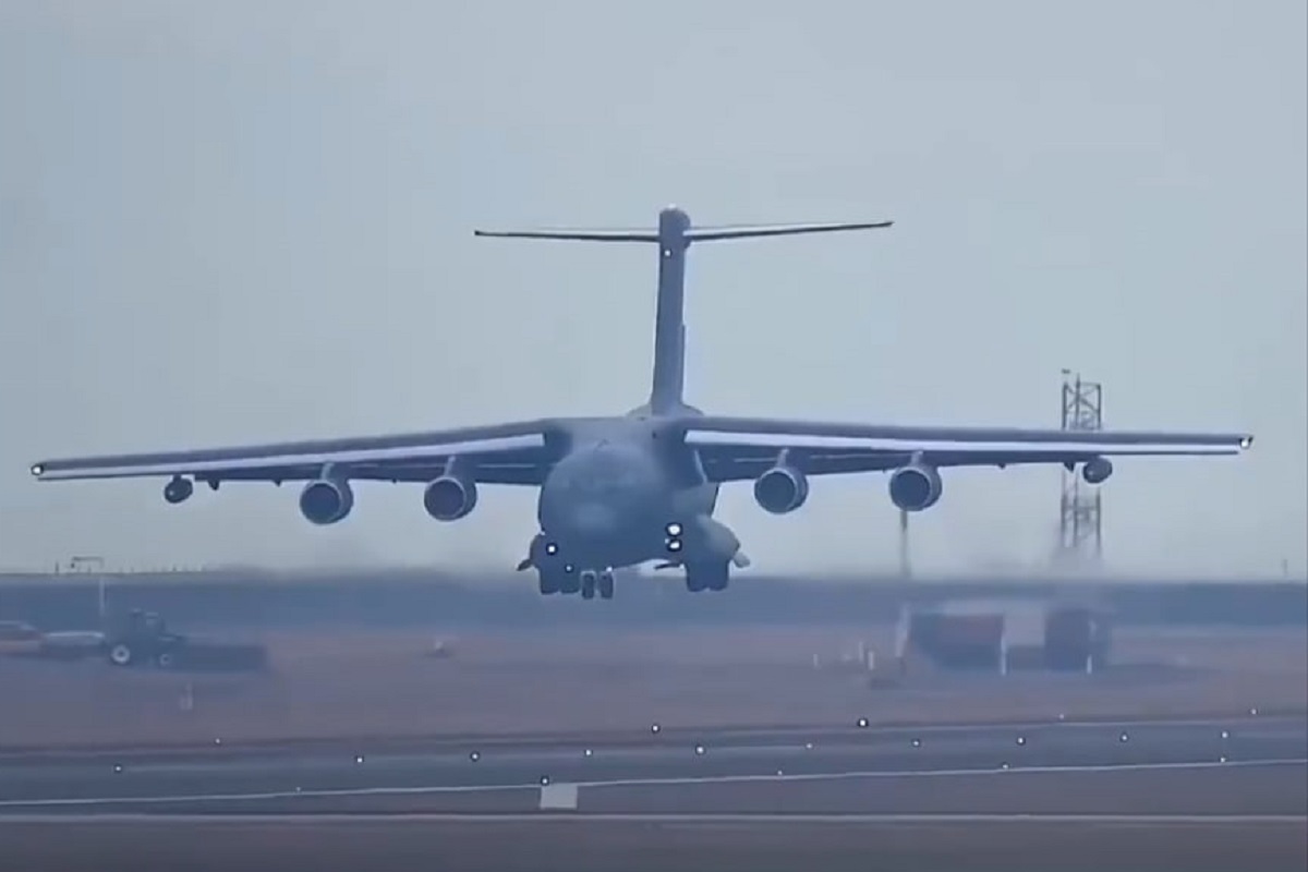 ईरान को हथियार भेज रहा है चीन! तेहरान में चीनी कार्गो विमान लैंडिंग का वीडियो वायरल