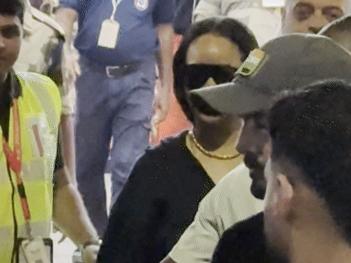 सिंगर रिहाना दूसरी बार भारत पहुंचीं:एयरपोर्ट पर पैपराजी को फ्लाइंग किस दी, 2024 में अनंत अंबानी की शादी में परफॉर्म किया था