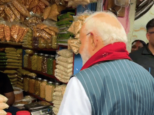 पीएम ने बंगाल में झालमुड़ी खाई; VIDEO:दुकानदार ने पूछा- प्याज खाते हैं, मोदी बोले- प्याज खाता हूं, दिमाग नहीं; ₹10 दिए