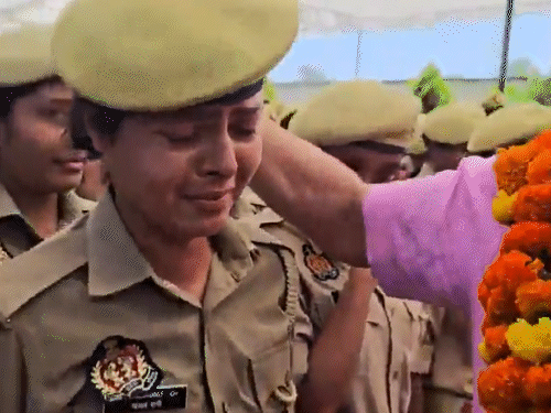 रामपुर एसपी की विदाई पर फूट-फूटकर रोईं महिला सिपाही:सिपाहियों को रोता देख एसपी और उनकी पत्नी की भी आंखें नम हुईं