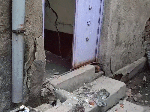 झरिया में जमीन में पड़ी दरारें, भूधंसान का खतरा:धर्मनगर में अचानक आई दरारों से लोग दहशत में, घर खाली करने को हुए मजबूर